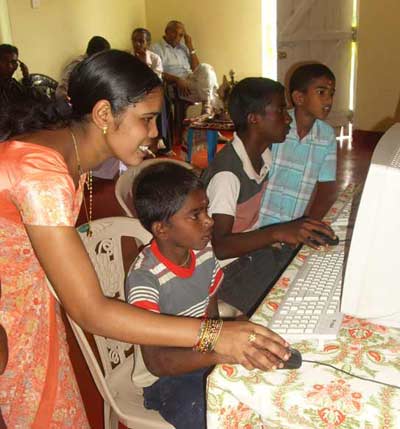 Pushpa teaching at Koslanda, October 2008